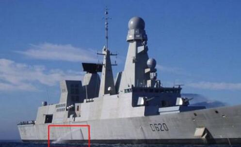軍艦等大型船舶的側(cè)面不停地向外排水：水從哪里來？